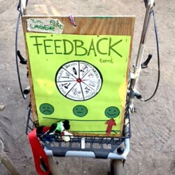 Ein Foto von eine Rollator im himmelbeet mit einem selbstgemachten, analogen Feedback-Barometer